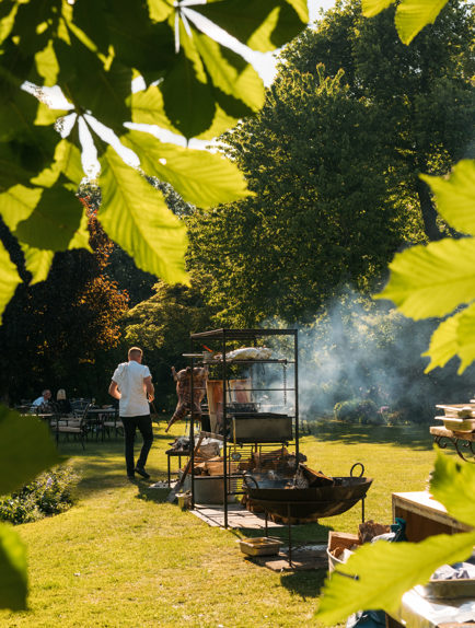 Feast Over Fire At The Farmhouse At Redcoats 29